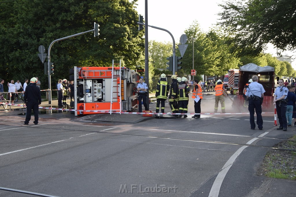 TLF 4 umgestuerzt Koeln Bocklemuend Ollenhauer Ring Militaerringstr P055.JPG - Miklos Laubert